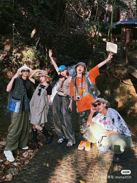 Camping Group Photos, Cute Trekking Outfit, Camping Poses, Jumanji Outfit Ideas, Camping Trip Aesthetic, Ootd Camping, Aesthetic Outfits For Fall, Outfit Trekking, Hiking Ootd