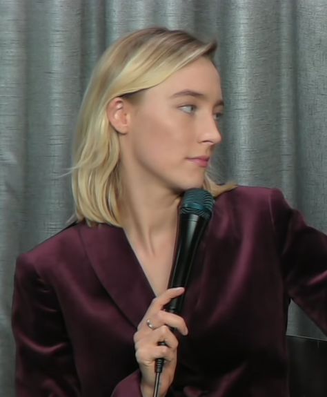 Saorsie Ronan, Side Profile Woman, Holding Microphone, Saoirse Ronan, Silk Blazer, Female Profile, Female Actresses, Side Profile, Purple Silk