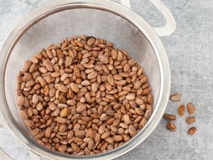 How to Soak Beans Fast Cook Dried Beans, Beans In Crockpot, Pinto Bean Recipes, How To Soak Beans, Cooking Dried Beans, Northern Beans, How To Cook Beans, Great Northern Beans, Lima Beans