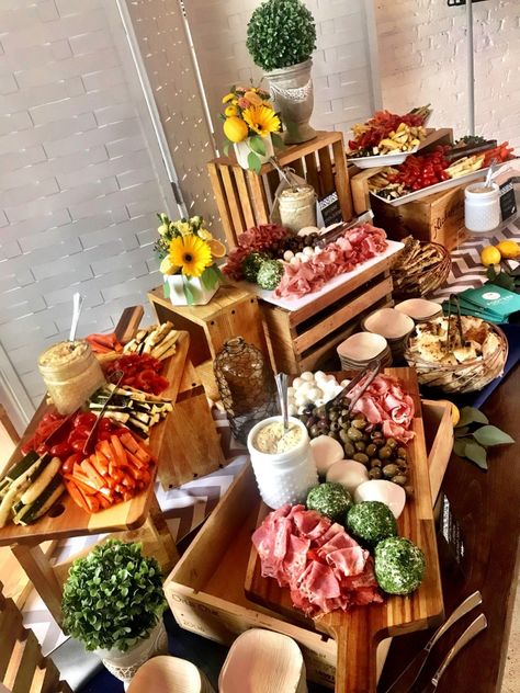 Wood Catering Display, Small Party Catering Ideas, Buffet Presentation Ideas Display, Sandwich Catering Display, Catering Design Ideas, Appetizer Display Ideas, Bbq Catering Display, Catering Buffet Presentation, Catering Table Setup