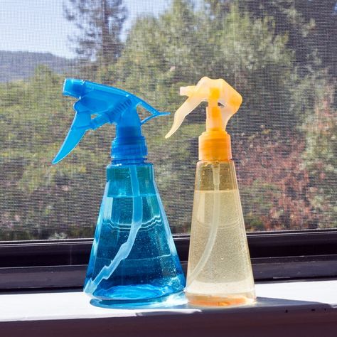 Screen Cleaner Diy, Cleaning Window Screens, Window Screen Cleaner, Diy Window Screen, Cleaning Screens, Screen Cleaner, Shake Bottle, Washing Windows, Window Screen