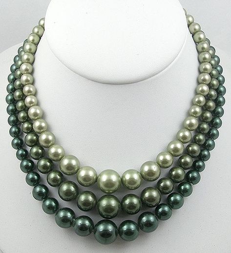 Vintage Green Faux Pearl Necklace - Garden Party Collection Vintage Jewelry Green Pearl Necklace, Diy Wire Jewelry Rings, Beads Craft Jewelry, Pearl Necklace Designs, Bridal Fashion Jewelry, Gold Fashion Necklace, Green Pearls, Faux Pearl Necklace, Emerald Jewelry