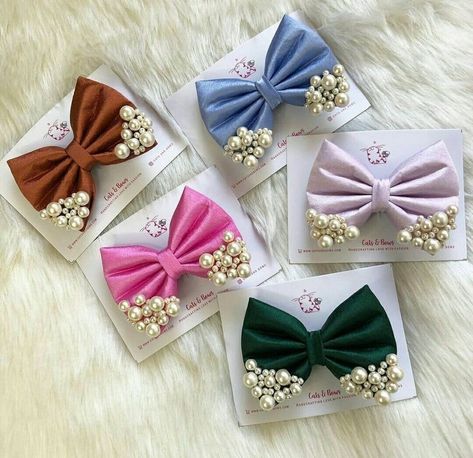 Bow Hair Clips Diy, Bow Clips Diy, Handmade Hair Accessories Diy, Bow With Pearls, Fabric Hair Accessories, Hair Accessories Diy Headband, Hair Pins Diy, Diy Hair Clip, Hair Bows Diy Ribbon