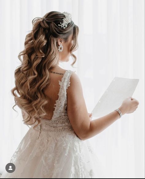 Bridal Hairdos, Bride Hairstyles With Veil, Bridal Hair Half Up Half Down, Bridal Waves, Bridal Hair Tiara, Bridal Hair Half Up, Bridal Hair Down, Wedding Tiara Hairstyles, Wedding Hair Half