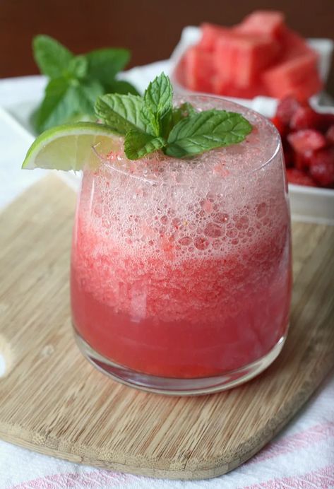 Watermelon Aqua Fresca, Berry Smoothie With Yogurt, Watermelon Agua Fresca, Smoothie Recipes With Yogurt, Yogurt Smoothie, Berry Yogurt, Watermelon Drink, Strawberry Drinks, Watermelon Party