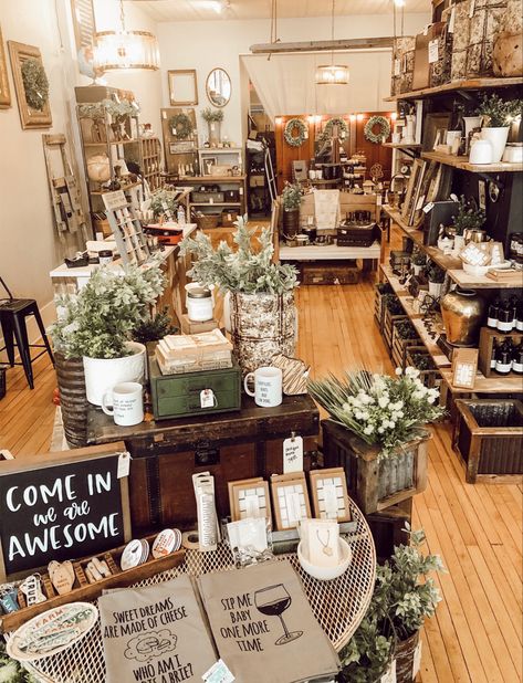 Retail Store Layout, Antique Store Displays, Gift Shop Interiors, Vintage Booth Display, Souvenir Display, Antique Booth Displays, Antique Booth Ideas, Retail Store Display, Antique Booth