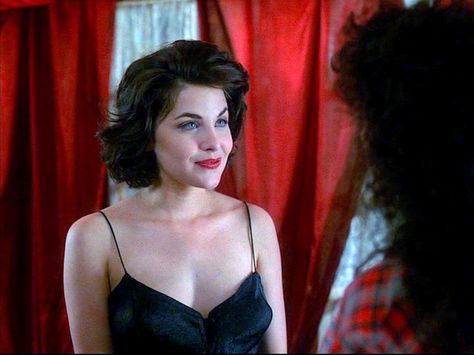 Audrey Horne Twin Peaks Twin Peaks 1990, Audrey Horne, Sherilyn Fenn, Black Lodge, Laura Palmer, Elizabeth Hurley, Twin Peaks, Mode Vintage, Up Girl