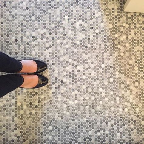 gray speckled penny tile floor is a cool neutral idea that fits many styles Room Floor Ideas, Penny Tiles Bathroom, Penny Tile Floors, Bathroom Tile Inspiration, Modern Bathroom Tile, Tiles Ideas, Smart Tiles, Penny Tile, Penny Round