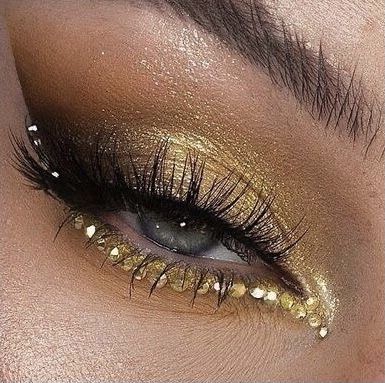 Makeup For Night Out, Cute Beach Aesthetic, Cleopatra Makeup, Gold Eyeshadow Looks, Egyptian Makeup, Golden Makeup, Goddess Makeup, Make Up Gold, Gold Eyeliner