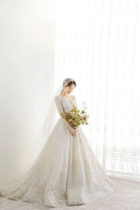 Prewed Indoor, White Dress Bride, Korean Bride, Wedding Photo Studio, Background Studio, Chinese Wedding Dress, Bride Photoshoot, Sparkle Wedding Dress, Fairy Tale Wedding Dress