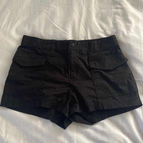 New With Tag Black Cargo Shorts From H&M Mini Cargo Shorts, Short Cargo Shorts, Shorts Grunge, Grunge Shorts, Black Cargo Shorts, Shorts Aesthetic, Cargo Shirts, H&m Shorts, Shorts Cargo