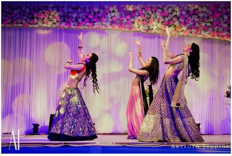 8 Fusion Songs That Will Make Your Sangeet Playlist Pop! *Hinglish Songs #FTW Solo Dance Songs, Indian Sangeet, Old Dance, Indian Wedding Songs, Ladies Sangeet, Solo Dance, Sangeet Dance, Dance Photo, Dance Songs