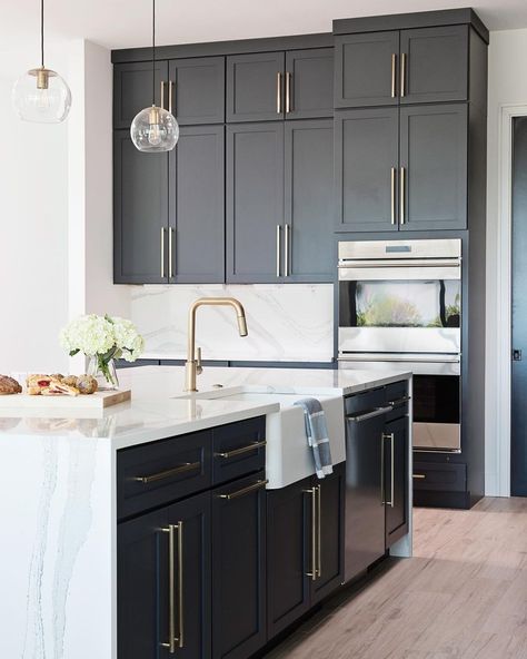 Dark Charcoal Cabinets, Kitchen Countertops With White Cabinets, Cabinets With Brass Hardware, Charcoal Cabinets, Countertops With White Cabinets, White Cabinets Kitchen, Shaker Cabinets Kitchen, Black Shaker Cabinets, Black And White Cabinets