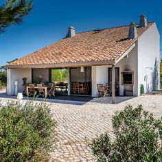 Casa Do Ferro - Charming house by the sea in Portug Portuguese Beach House, Portuguese Country House, Homes In Portugal, Portuguese House Exterior, Sea House Design, Portugese House, Traditional Portuguese House, Homes By The Sea, Portuguese Houses