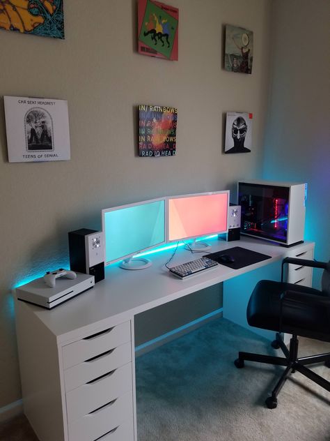 Para el trading room. Me gustan los cuadros y la doble pantalla. Gamer Room Diy, Inside A House, Computer Gaming Room, Desk Diy, Computer Desk Setup, Computer Build, Video Game Room Design, Video Game Rooms, Bedroom Setup