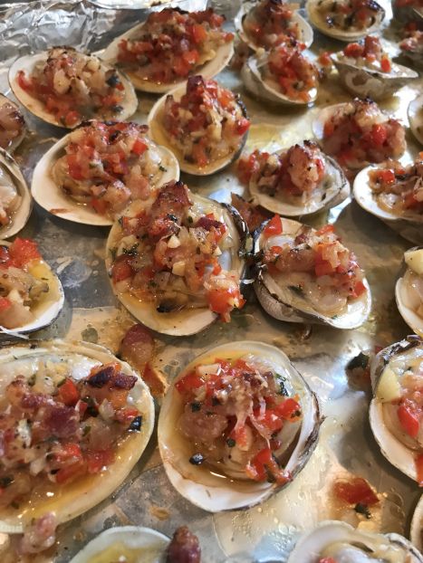 Bbq Foods, Clams Casino, Seafood Recipe, Clam Bake, Creative Cooking, Clam Recipes, Shellfish Recipes, Great Appetizers, Fish Dishes