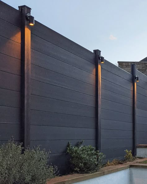 Privacy Fence Modern, Yard Fence Ideas Outdoor Privacy, Elegant Privacy Fence Ideas, Fence Feature Wall, Feature Fence Ideas, Cement Privacy Wall, Garden Fence Inspiration, Horizontal Privacy Fence On Deck, Different Fence Ideas