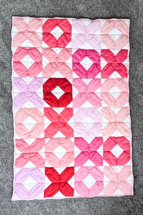 Valentine Quilts Patterns Free, Valentines Quilt Patterns, Valentines Quilt, Valentines Sewing, Valentine Quilts, Valentines Blanket, Modern Quilt Blocks, Baby Quilt Pattern, February Valentines