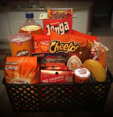 Orange basket idea 🧡 Orange Gift Basket, Orange Basket, Theme Baskets, Boyfriend Gift Basket, Diy Anniversary Gift, Anniversaire Diy, Oranges Gift, Orange Party, Diy Anniversary