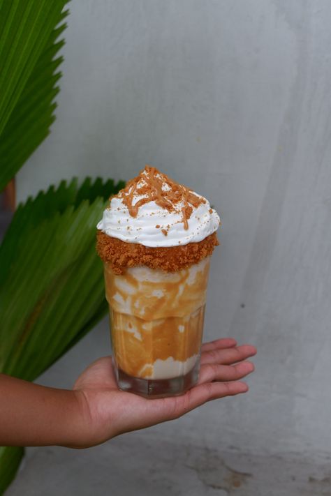 Milkshake with caramel sauce on top and whip cream and crunchy lotus biscoff Lotus Milkshake, Caramel Milkshake, Lotus Biscoff, Whip Cream, Milk Shake, Background Ideas, Whipping Cream, Caramel Sauce, Whipped Cream