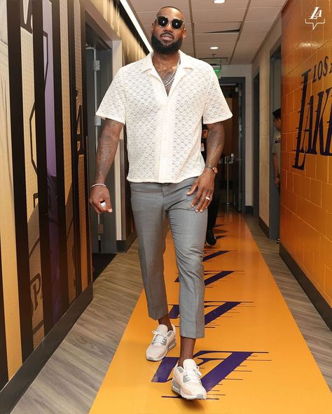 image of LeBron James walking into a Lakers game wearing a knit short sleeve, cream-colored shirt, cropped grey trousers, and sneakers Lebron James Outfits, Lebron James Fashion, Lebron James Style, Black Men Casual Style, Chubby Men Fashion, Tall Men Fashion, Black Men Fashion Urban, Style Girlfriend, Nba Outfit