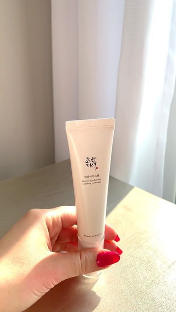 Migdy M. on Instagram: "Beauty of Joseon - Revive Eye Serum *I have been enjoying this eye cream, as it feels very nourishing around the eye area. This product contains retinol liposomes to enhance skin elasticity and ginseng root extract to boost hydration. The non-sticky formula glides on smoothly and absorbs quickly into the skin. #eyecare #eyecream #beautyofjoseon #sensitiveeyes #sensitiveskin #skin #skincareroutine #skincaretip #skincareproducts #productreview #viralreels #skincareaddict # Aesthetic Eye Cream, Korean Under Eye Cream, Beauty Of Joseon Eye Cream, Eye Cream Aesthetic, Korean Eye Cream, Skincare Wishlist, Fur Goods, Korean Skin Care Secrets, Ginseng Root