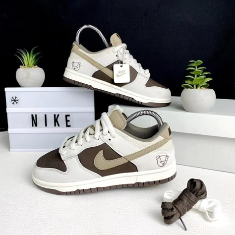 Woman Sneakers Nike Dunks, Dunks Female Shoes, Nike Sb Dunk Low Outfit Girl, Women’s Nike Dunk Low Outfit, Nike Dunk Colorways, Nike Shoes Outfits, Nike Fashion Shoes, Jordan Shoes Girls, Shoes Heels Classy