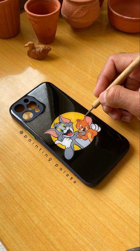 Tom and Jerry. One of my favourite show broadcasted by Cartoon Network Channel. I still remember watching it for hours. 😀 Thought of making a mobile case recalling the best cartoon show of all time. 👌 @painting.palette . . Model - iPhone 13 Pro Max (Any model is possible) Dm to customise your own cover. @painting.palette 🌸♥️ Few pointers about the quality of the product. 🔸The Surface is glossy finished. 🔸Water and Shock Resistant Cover. 🔸Unbreakable surface unlike Glass. 🔸The colour won’t Cartoon Mobile Cover, Mobile Cover Painting Ideas, Tom And Jerry Phone Case, Mobile Cover Diy, Mobile Cover Painting, Phone Cover Painting, Making A Mobile, Mobile Cover Design, Cartoons Jerry