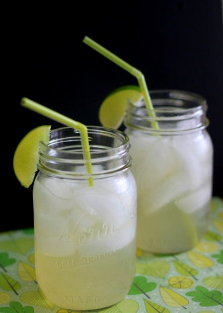 Iced Green Tea Limeade - This looks so tasty and refreshing! The sugar would make it 3 WW P+, but you could make it 0 WW P+ by using artificial sweetener. Healthy Remedies, Iced Green Tea, Artificial Sweetener, Smoothie Drinks, Limes, Non Alcoholic Drinks, Tea Recipes, Refreshing Drinks, Non Alcoholic