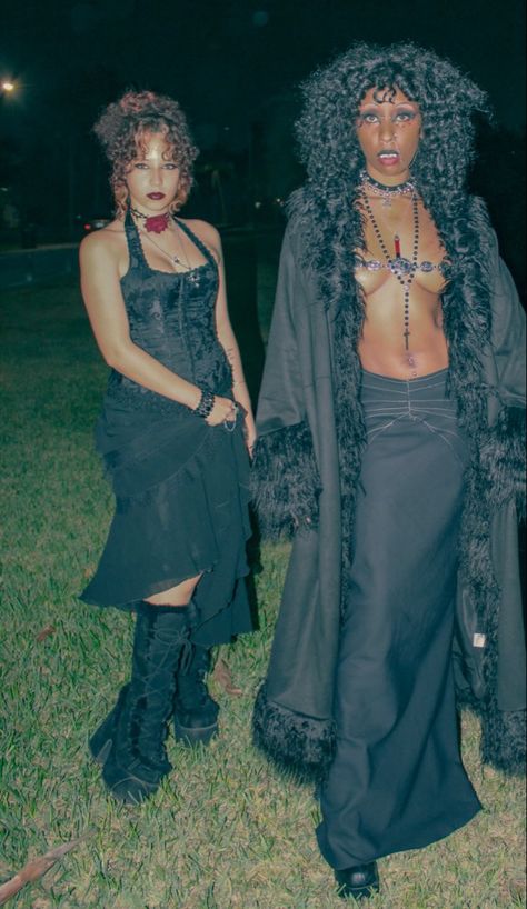 Afro Goth, Most Creative Halloween Costumes, Halloween Costumes 2022, Afro Punk Fashion, Flowy Skirts, Witchy Goth, Crazy Ideas, Goth Look, Hilarious Photos