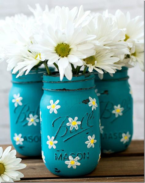 Spring Mason Jar Decor - Painted Daisy Mason Jars via Mason Jar Crafts Love | http://www.roseclearfield.com ขวดโหล Mason Jar, Pastel Cupcakes, Mason Jar Projects, Tafel Decor, Diy Jar Crafts, Wine Bottle Diy Crafts, Daisy Painting, Mason Jar Crafts Diy, Wine Bottle Diy