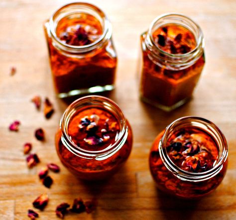 rose harissa Harissa Paste Recipe, Spice Cupboard, Moroccan Carrot Salad, Spicy Vegetarian Recipes, Rose Harissa, Harissa Recipes, Moroccan Recipes, Pasta Sauce Homemade, Harissa Paste