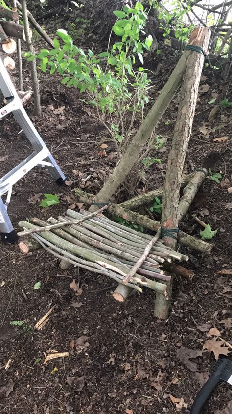 Bush craft chair Bush Craft Shelter, Bushcraft Shelter Ideas, Bushcraft Woodworking, Bushcraft Chair, Bushcraft Projects, Bushcraft Shelter, Outdoor Survival Kit, Bush Craft, Bushcraft Skills