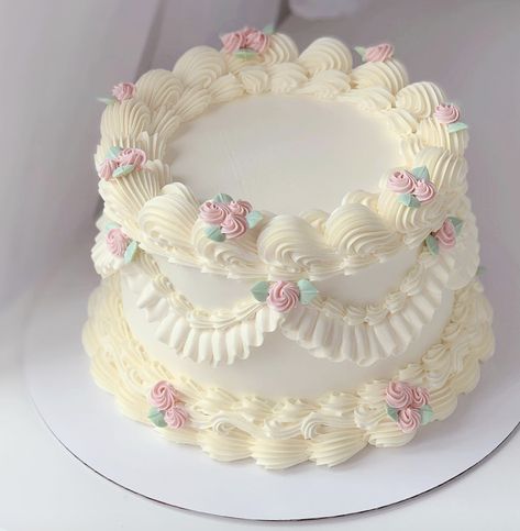 Bolo Vintage, Vintage Birthday Cakes, Mini Cakes Birthday, Cake Decorating Ideas, Pretty Dessert, Creative Birthday Cakes, Creative Birthday, Simple Birthday Cake, Cake Decorating Designs