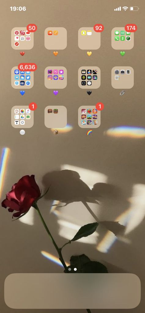 aesthetic home screen •color coded folders Iphone Home Screen Layout Organized By Color, Edit Home Screen, Color Coded Homescreen, Home Screen Folder Ideas, Motivational Wallpaper Iphone, Organize Apps On Iphone, Organize Phone Apps, Iphone Colors, Organization Apps