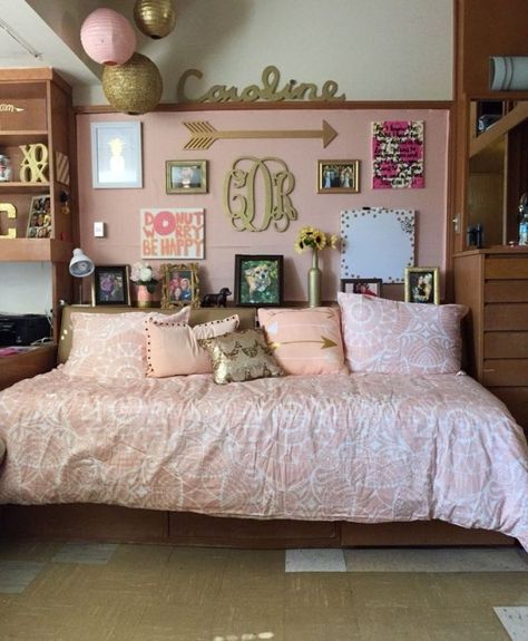 Preppy Dorm Room, Zimmer Diy, Dorm Sweet Dorm, Dorm Inspiration, Home Decor Catalogs, Girls Dorm Room, Dorm Room Inspiration, College Room, Preppy Room Decor