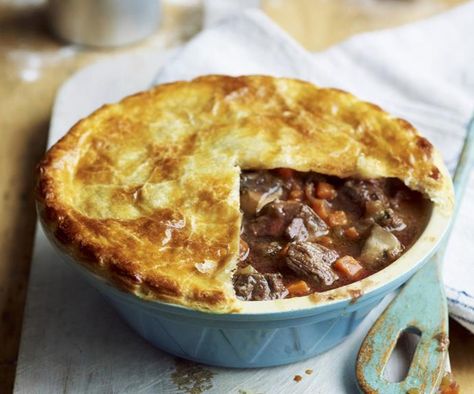 Steak and kidney pie Steak And Kidney Pie Recipe, Kidney Pie Recipe, Pumpkin Pot Pie, Steak Pie Recipe, Beef And Mushroom Pie, Steak Gravy, Kidney Pie, Lamb Pie, Steak And Kidney Pie