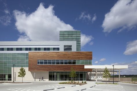 Bellevue Medical Center / HDR Architecture | ArchDaily Hospital Facade, Architecture Colleges, Bellevue Nebraska, Bank Project, Biomimicry Architecture, Medical Clinic Design, Building Skin, Medical Office Design, Hospital Architecture