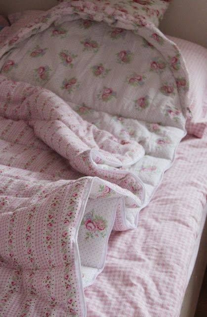 . Shabby Bedding, Roses Bedroom, Rideaux Shabby Chic, Teapot Lamp, Cottage Cozy, Cottage Roses, Lavender Linen, Romantic Princess, Pink Palace