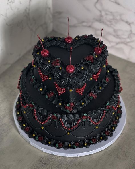 Aesthetic cake black Gothic Birthday Cakes, Goth Cakes, Bolo Da Hello Kitty, Spooky Wedding, Gothic Cake, Birthday Clothes, Vintage Birthday Cakes, Aesthetic Cake, 18th Bday