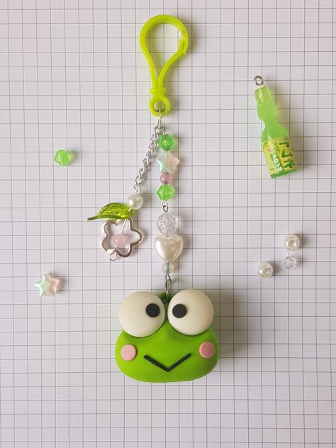 Green beads keroppi sanrio keychain ☆ Kerropi Things, Keroppi Room Decor, Keroppi Gifts, Keroppi Crafts, Keroppi Items, Keroppi Clay, Cute Beaded Keychains, Keroppi Jewelry, Keroppi Clothes