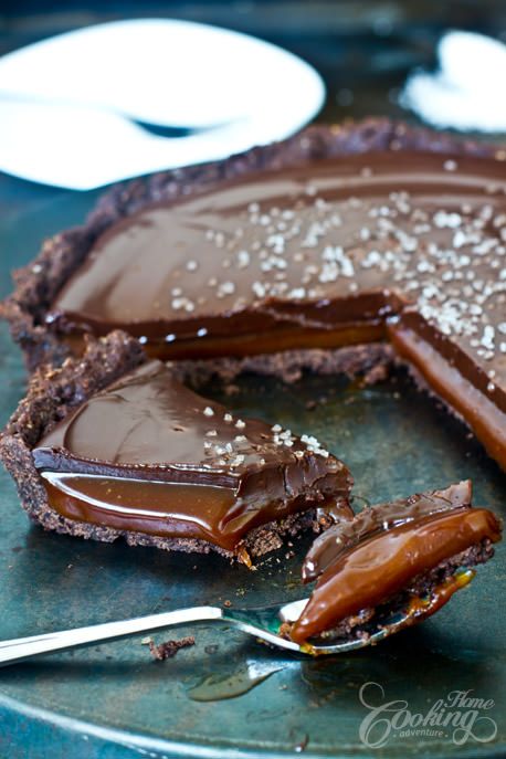 Chocolate Salted Caramel Tart Chocolate Caramel Tart, Salted Caramel Tart, Chocolate Caramel Cake, Almond Crust, Caramel Tart, Caramel Cake, Caramel Recipes, Chocolate Tart, Bittersweet Chocolate