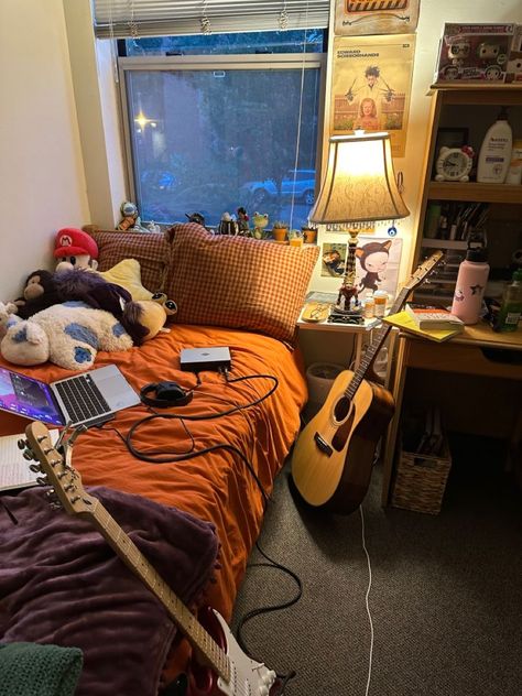 Cozy College Apartment Bedroom Ideas, Boys Apartment Decor, Aesthetic College Life, Masc Room, Messy Apartment Aesthetic, College Boy Aesthetic, Guitar In Room, College Apartment Guys, Cozy Boys Bedroom