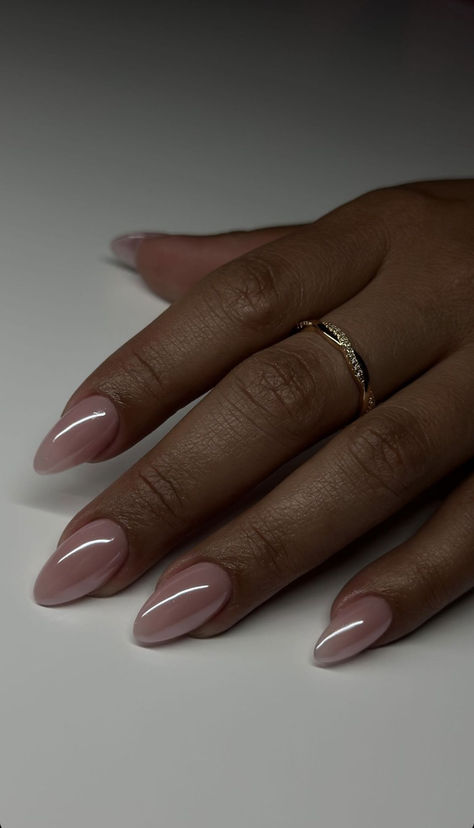 Glazed Donut Nails Black Skin, Nail Designs For Ring Finger, Grad Pic Nails, Nude Valentines Day Nails Almond, Winter Nails Neutral Classy, Soft Girl Nail Ideas, Short Almond Shape Nail Ideas, Clean Girl Almond Nails, Nude Nails Black Women Dark Skin