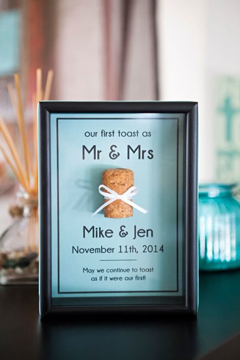 DIY Wedding Keepsake // Save the cork from your first bottle of champagne or wine -- as Mr & Mrs! Free editable download! Diy Wedding Keepsakes, Cork Keepsake, Wedding Favors And Gifts, Champagne Corks, Cork Diy, Boda Mexicana, Wedding Gift Favors, Wedding Keepsakes, Wedding Memorial