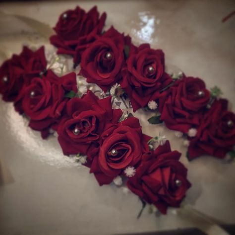 Artificial gajra 🤍💕 book your order for your Love ❤️ Contact us through Whatsapp 03214714041 for more details or DM us #floral #redroses #floraldesign #floralgajra #onlineflorist #foryou #fyp #floral #trending Artificial Gajra, Online Florist, Apartment Balcony Decorating, Apartment Balcony, For Your Love, Lehenga Designs, Lehenga, Red Roses, Balcony