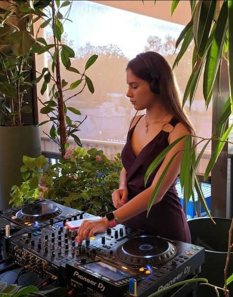 Dj Setup Aesthetic, Dj Girl Aesthetic, Dj Aesthetic Girl, Female Music Producer, Female Dj Aesthetic, Girl Dj Aesthetic, Dj Portrait, Dj Female, Dj Aesthetic