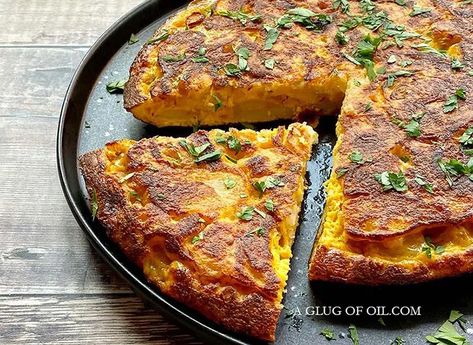 Spanish Tortilla Recipe Spain, Tortilla Espanola Recipe, Onion Omelette, Spanish Tortilla Recipe, Tortilla Espanola, Spanish Tortilla, Dorm Food, Spanish Omelette, Breakfast Quiche Recipes