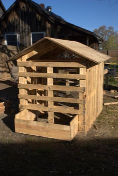 Make your own coop from free pallets...See mine! Pic Heavy | BackYard Chickens - Learn How to Raise Chickens Pallet Coop, Chicken Coop Pallets, Easy Chicken Coop, Backyard Chicken Coop Plans, Chicken Coup, Diy Chicken Coop Plans, Backyard Chicken Farming, Coop Design, Coops Diy