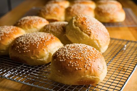 Homemade Hamburger Buns, Beautiful Buns, Sandwich Fillings, Homemade Hamburgers, Hamburger Buns, Burger Buns, Sesame Seeds, Mashed Potatoes, Food Print